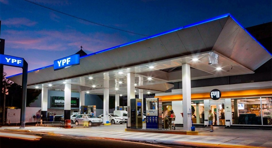 Más barato durante la madrugada: YPF estrenó sistema de autodespacho con rebaja del 5%