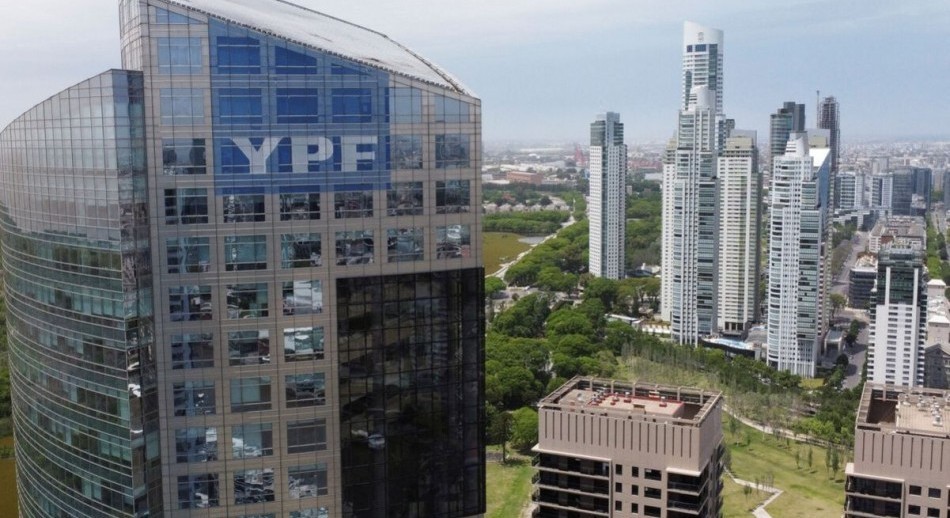 YPF: El Gobierno echó a 60 funcionarios y sospecha filtraciones a favor de los fondos buitres