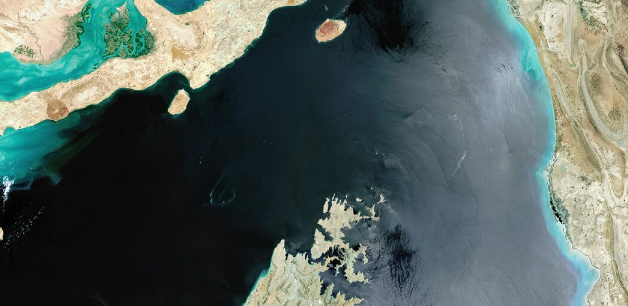 Estrecho de Ormuz: Irán atacó y secuestró tres barcos cargueros 