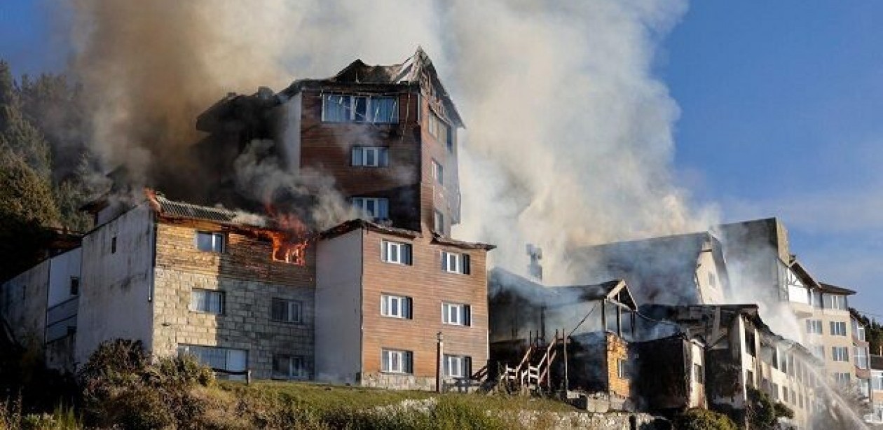 Feroz incendio destruyó histórico Hotel Huemul de Bariloche: Dos bomberos hospitalizados