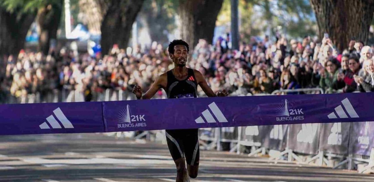 El etíope Yomif Kejelcha batió el récord mundial de 21k al ganar la media maratón de Buenos Aires