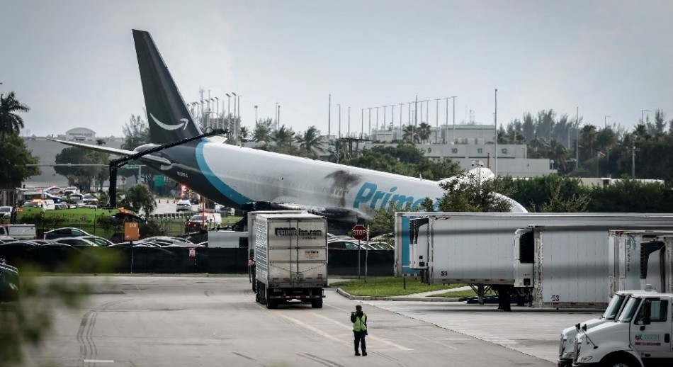 Un avión de carga se despistó en el aeropuerto de Miami: hay cinco muertos